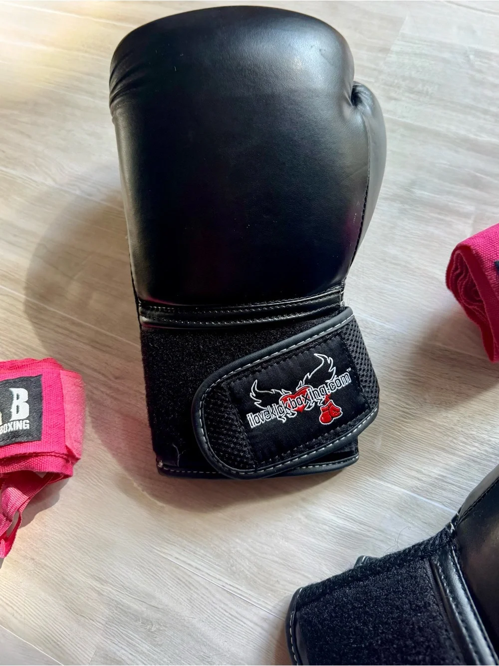 🥊 Black Kickboxing Gloves with Pink Hand Wraps - One Size